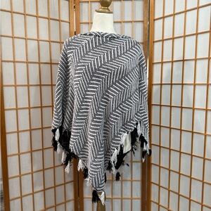 Bisou Bisou Black and White Textured Knit Poncho